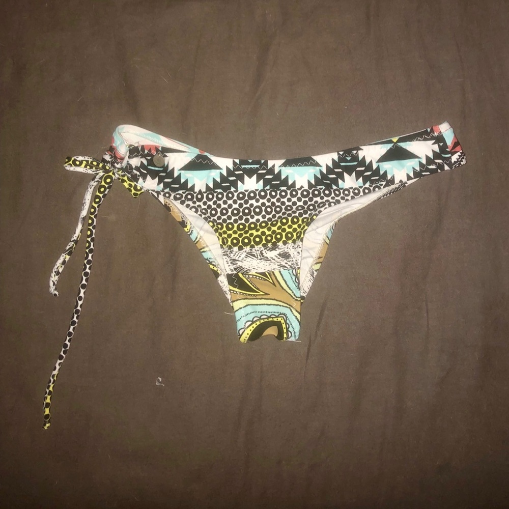 Cheeky mora bikini bottoms!